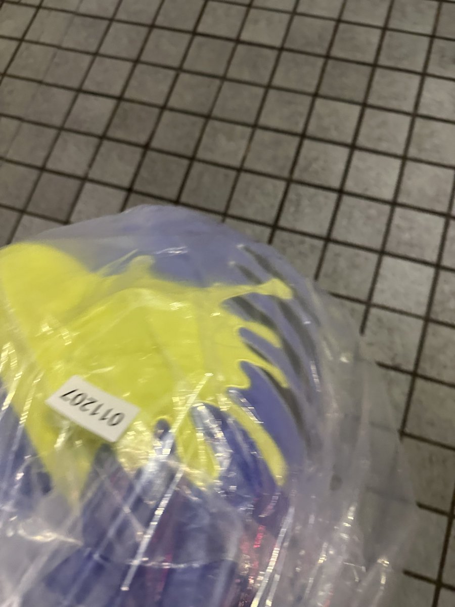 madchat05's tweet photo. バイト終わりにスプラトゥーンの一番くじを引いたら想像の三倍くらいデケェぬいぐるみが当たり、駅を歩いている人間の全てに「うおっ……デッカ……」という視線を向けられています　助けてください https://t.co/NL3s77GdHM