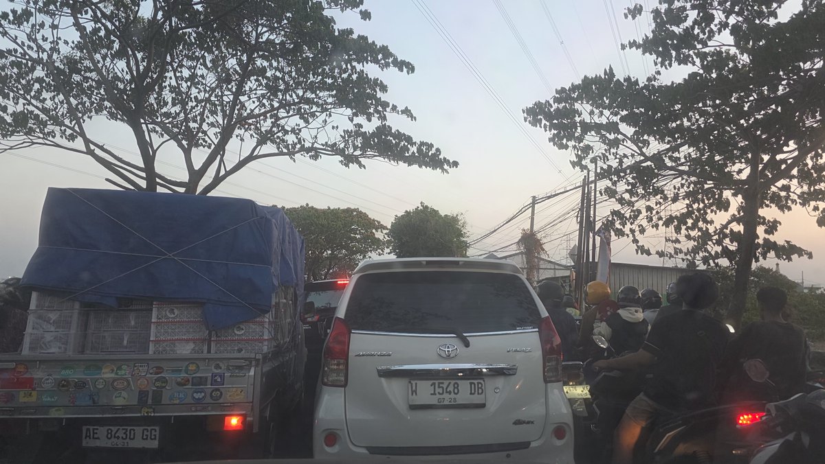 merecatss's tweet photo. GBT macet parah, aparat yg bertugas nggak bantu arahkan jalan, malah duduk di warung sekitar. @e100ss https://t.co/OG0391Ze3E