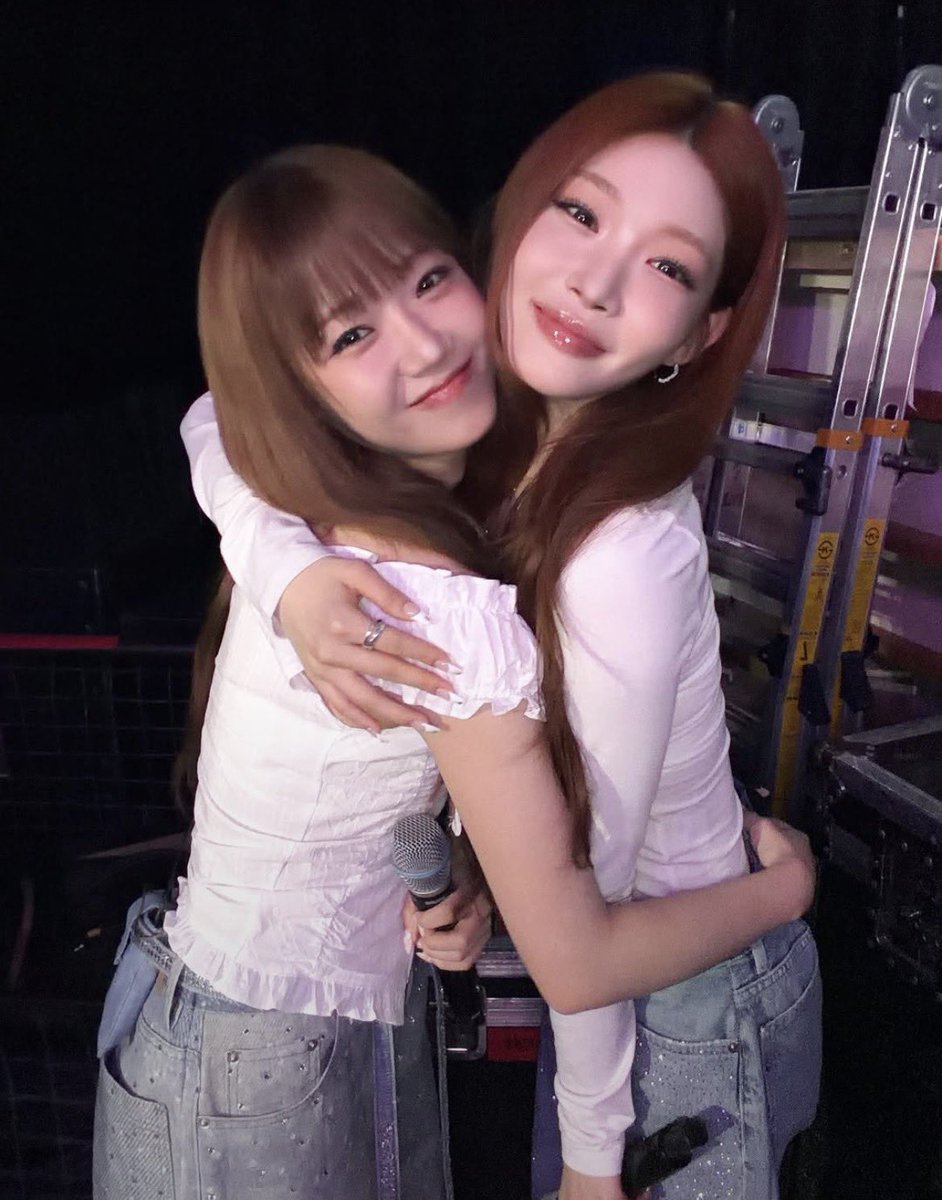 YENAlfzd's tweet photo. 나도 청응니한테 안겨볼래(?) https://t.co/1RC96IT6DC