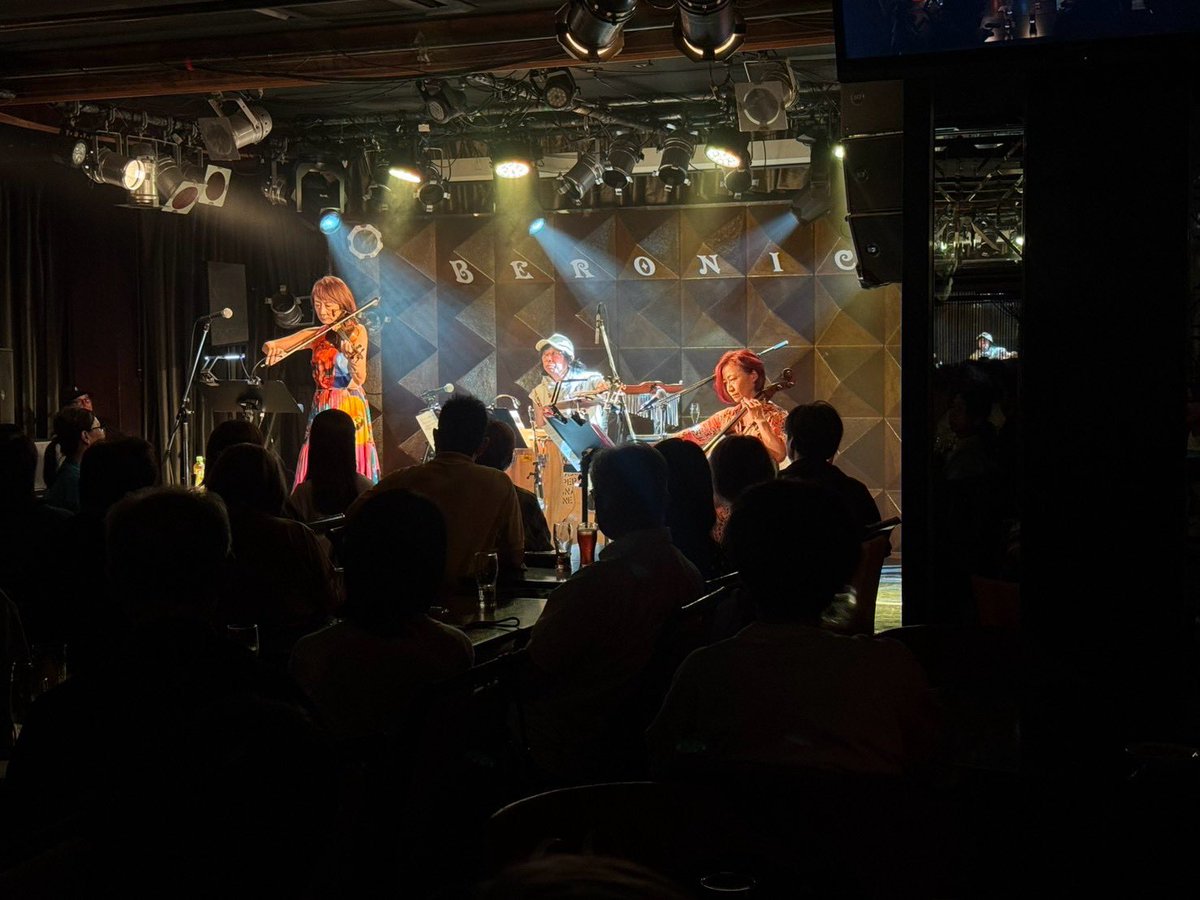 chiekokinbara's tweet photo. 8/21,ベロニカでの【マタジョが大阪にやってきた！】にお越しくださった皆さまありがとうございました🥰
今年初のトレジョワイユLIVEドキドキだったけどチケットも完売ノリの良いお客さまで最高な時間でした🎻キングクリムゾンのカバーまで挑戦でき楽しかったー😆サインできなかった方々、本当に🙇‍♀️🙇‍♀️🙇‍♀️ https://t.co/peyFLoMWv3