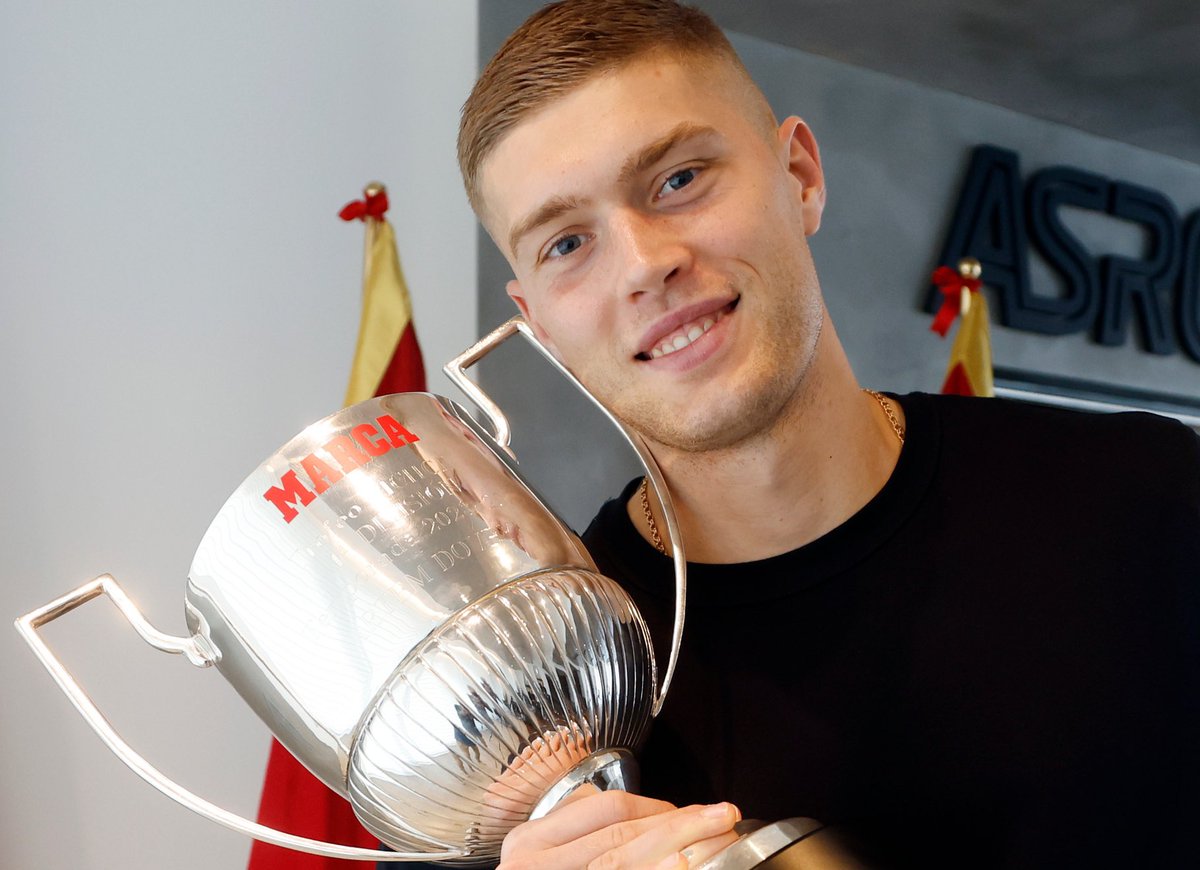 prince2panam's tweet photo. Ils avaient Artem dovbyk ( mort ) comme pichichi avant l’arrivé de mbappe 

les gars svp arrêter de vous humilier mdrrr https://t.co/4Blqwt7oEU