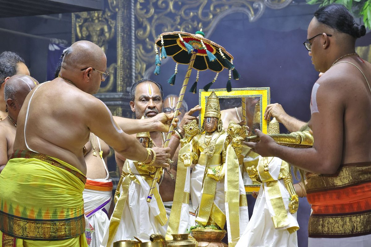 TTDevasthanams's tweet photo. పవిత్రోత్సవాలు రెండో రోజు – పవిత్రమాలల సమర్పణ

తిరుమల శ్రీ వేంకటేశ్వరస్వామివారి ఆలయంలో పవిత్రోత్సవాలు సోమవారం రెండో రోజుకు చేరుకున్నాయి.

#Pavitrotsavams #Tirumala #TTD #SriVenkateswaraSwamy #OmNamoVenkatesaya #TirumalaTemple https://t.co/EL45qJVEGO