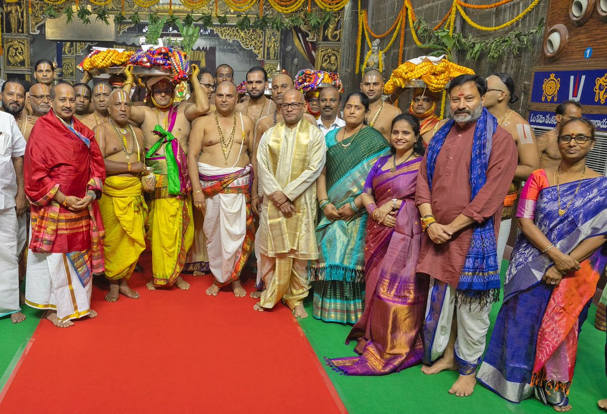 TTDevasthanams's tweet photo. శ్రీదేవి, భూదేవి సమేత శ్రీ మలయప్పస్వామివారికి స్నపన తిరుమంజనం అనంతరం రంగురంగుల పవిత్రమాలలను శాస్త్రోక్తంగా సమర్పించారు.

#Pavitrotsavams #Tirumala #TTD #SriVenkateswaraSwamy #OmNamoVenkatesaya #TirumalaTemple https://t.co/tVZzZfqROZ
