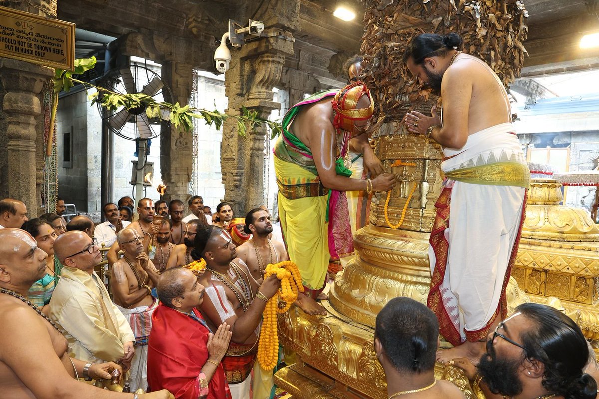 TTDevasthanams's tweet photo. శ్రీదేవి, భూదేవి సమేత శ్రీ మలయప్పస్వామివారికి స్నపన తిరుమంజనం అనంతరం రంగురంగుల పవిత్రమాలలను శాస్త్రోక్తంగా సమర్పించారు.

#Pavitrotsavams #Tirumala #TTD #SriVenkateswaraSwamy #OmNamoVenkatesaya #TirumalaTemple https://t.co/tVZzZfqROZ