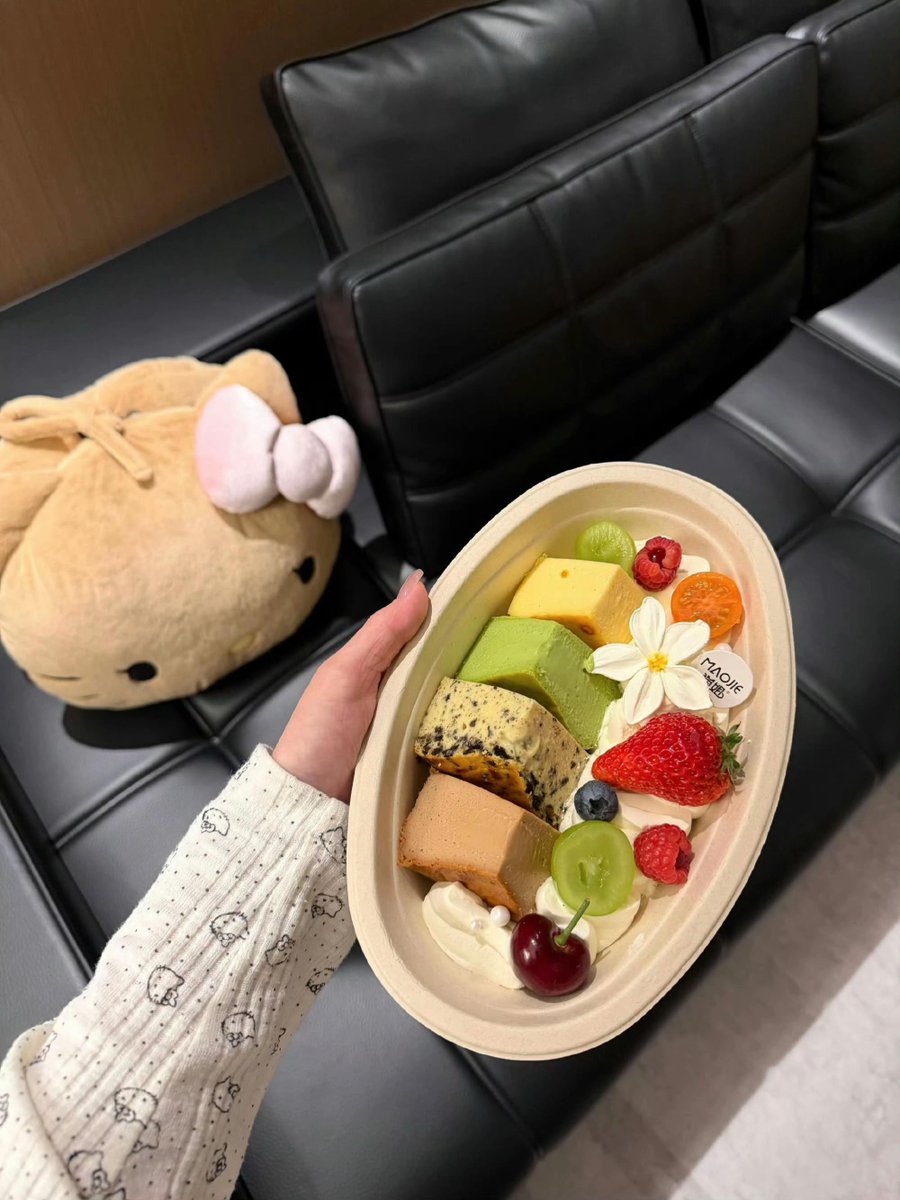 VilmaGossow's tweet photo. 満たされる感覚と空虚さの境界線。何を選んでも自分の一部になる気がして、選ぶことすら少しだけ疲れてしまう。 https://t.co/hufV3Y4TRW