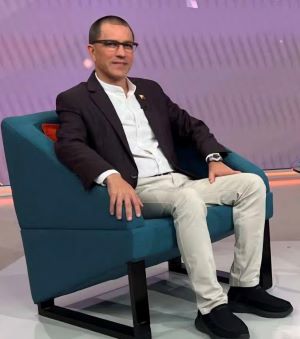 homeroboscan's tweet photo. Nicolasito, el hijo de Maduro, y el ex-yerno de Chávez, Jorge Arreaza, se disputan el puesto de bufón del régimen chavista...Cada uno dice ridiculeces y comete disparates que parecen ser sacados del libro inglés El Perfecto Idiota...Arreaza parece descollar en eso de hacerla de tonto de capirote...Nicolasito es un lavaperros de la gente que entregó a su padre a USA y no pasa de llorar porque no puede irse a Italia a pasear en su Ferrari amarillo...Y con estos payasos cuenta el chavismo para mantenerse en el poder...Dan risa.