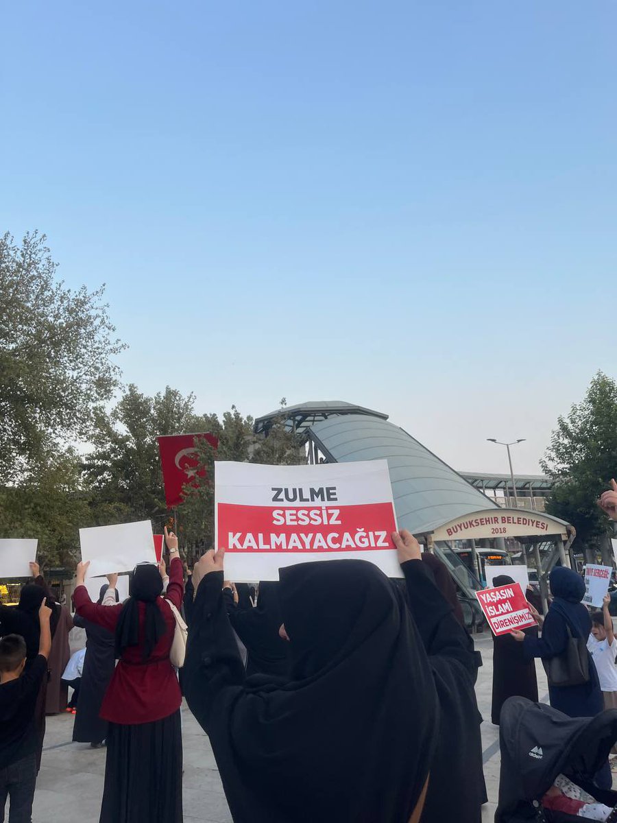 FurkanHMaras's tweet photo. Haksız yere tutuklu olan Alparslan Kuytul Hocaefendi Semra Kuytul hocahanım ve 34 kardeşimiz için haklı mücadelemiz Kahramanmaraş meydanlarda devam ediyor.

Hocamıza SürgünZulmü
HocamıSerbest Bırakın
SemraKuytulu SerbestBırakın https://t.co/q487r2JrQz