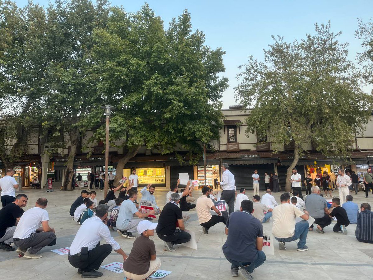FurkanHMaras's tweet photo. Haksız yere tutuklu olan Alparslan Kuytul Hocaefendi Semra Kuytul hocahanım ve 34 kardeşimiz için haklı mücadelemiz Kahramanmaraş meydanlarda devam ediyor.

Hocamıza SürgünZulmü
HocamıSerbest Bırakın
SemraKuytulu SerbestBırakın https://t.co/q487r2JrQz