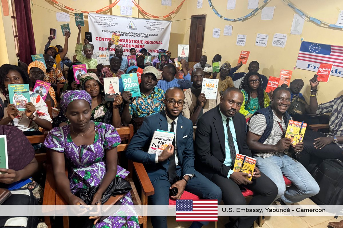 USEmbYaounde's tweet photo. American Spaces Cameroon, en partenariat avec Nouveaux Horizons et son nouvel ambassadeur, Betseto Bobeto IV, a accueilli des leaders communautaires au Centre Linguistique Régional de Ngaoundéré pour une session sur les livres et ressources favorisant l’apprentissage tout au long de la vie et le développement professionnel. Les participants ont découvert eLibraryUSA et le YALI Network, tandis que des anciens bénéficiaires de programmes d’échanges du gouvernement américain de la région ont partagé leurs expériences et échangé avec les participants.

Des livres de développement professionnel ont également été offerts aux participants pour poursuivre leur parcours d’apprentissage.

#AmericanSpaces #eLibraryUSA #YALINetwork #ExchangeAlumni #YouthEmpowerment