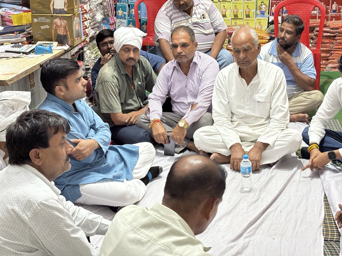 Samajwadi_mpi's tweet photo. आज ब्लॉक घिरोर के ग्राम कंजाहर, महटोली, विघरई, नसीरपुर, मधन, भगवंतपुर, नगला आशा, देवपुरा, भूमिराजपुर, कनेगी, धौरासी, शाहजहाँपुर, घिरोर नगर तथा ब्लॉक ��रहल व बरनाहल में अपनों के बीच पहुँचे लोकप्रिय विधायक श्री तेजप्रताप सिंह यादव !! https://t.co/lQ6eiwHLre