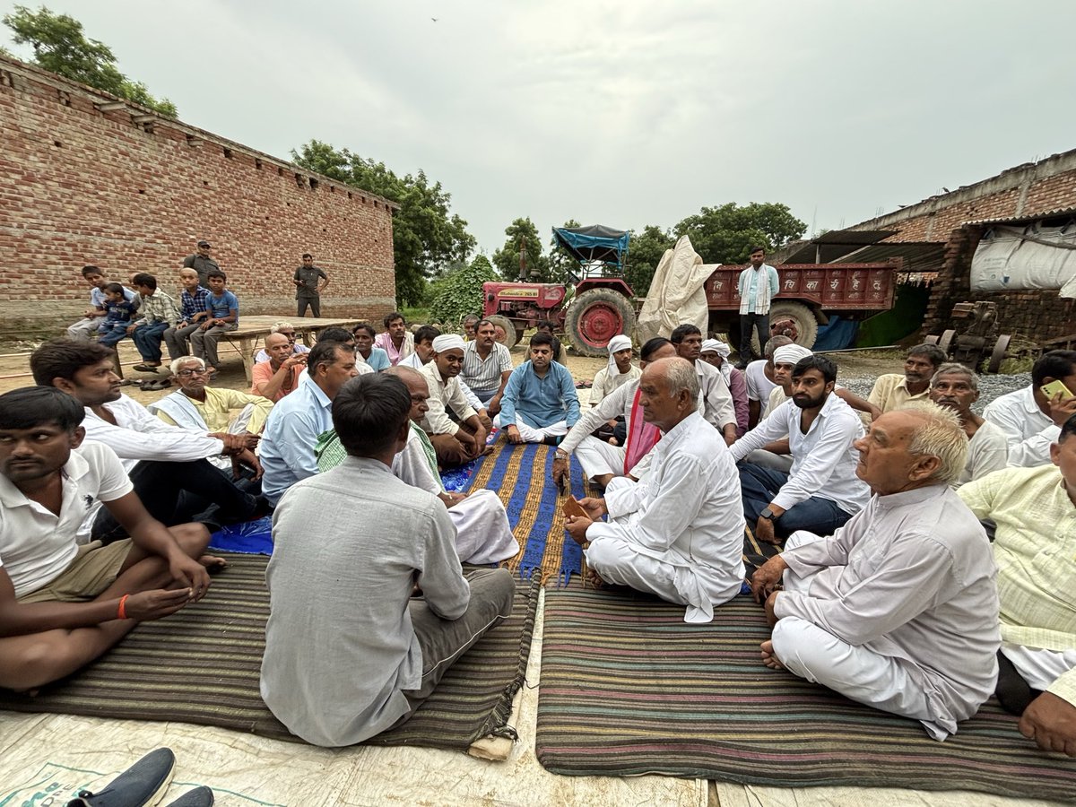 Samajwadi_mpi's tweet photo. आज ब्लॉक घिरोर के ग्राम कंजाहर, महटोली, विघरई, नसीरपुर, मधन, भगवंतपुर, नगला आशा, देवपुरा, भूमिराजपुर, कनेगी, धौरासी, शाहजहाँपुर, घिरोर नगर तथा ब्लॉक ��रहल व बरनाहल में अपनों के बीच पहुँचे लोकप्रिय विधायक श्री तेजप्रताप सिंह यादव !! https://t.co/lQ6eiwHLre