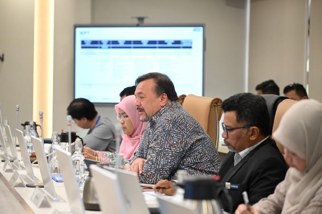 MOFmalaysia's tweet photo. melibatkan YB Senator Datuk Seri Amir Hamzah Azizan, Menteri Kewangan II dan YB Dato' Seri Diraja Dr. Zambry Abd Kadir, Menteri Pendidikan Tinggi. https://t.co/eeMPaOiOqG
