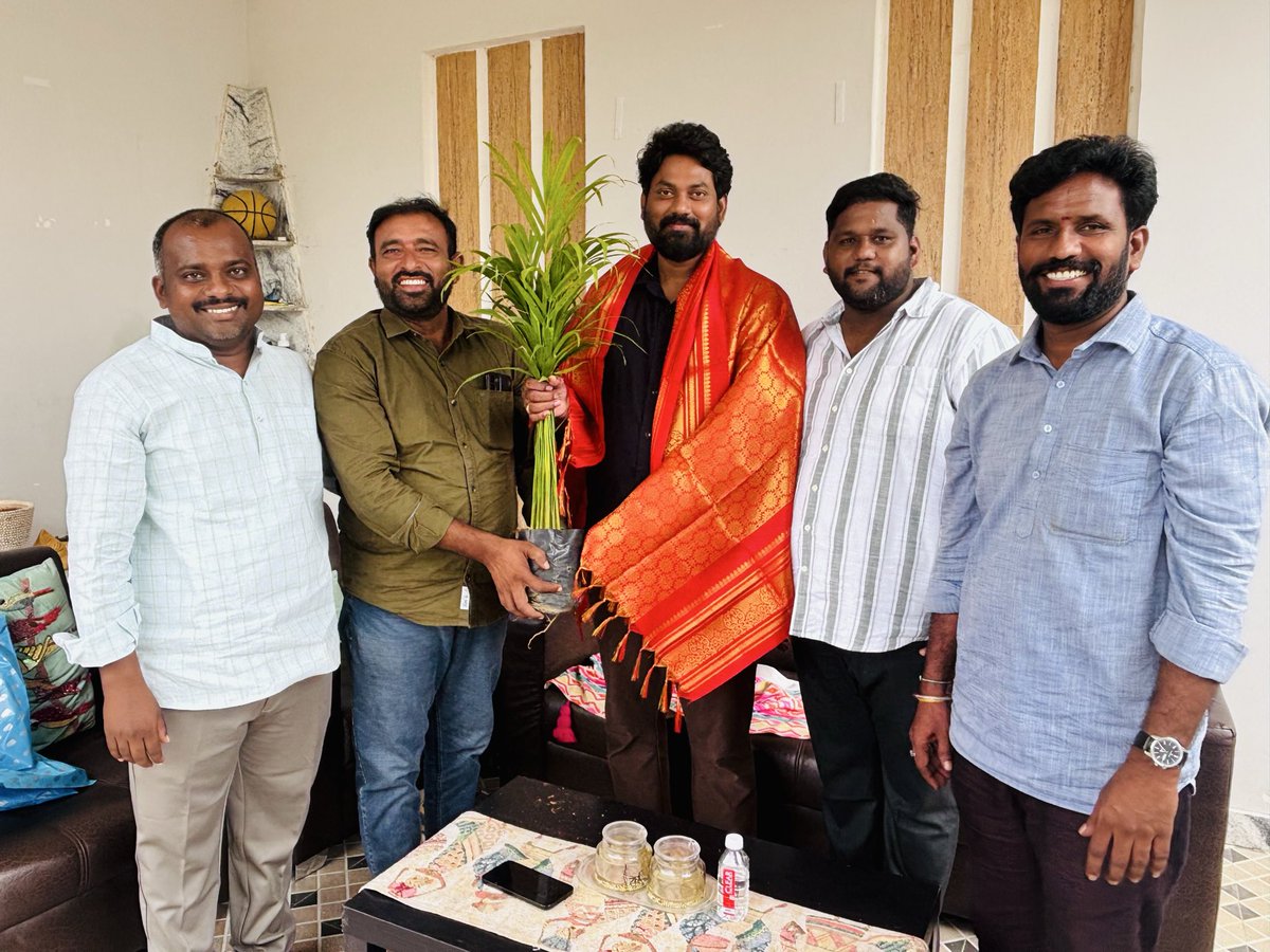 BhaskarYanamala's tweet photo. జనసేన పార్టీ రాష్ట్ర స్థాయి స్థానిక సంస్థల ఎన్నికల విధి విధానాల కమిటీలో @BhaskarYanamala గారిని సభ్యుడిగా ఎన్నుకోబడిన సందర్భంగా,  
రైల్వే కోడూరు నియోజకవర్గ జనసేన పార్టీ సీనియర్ నాయకులు, జన సైనికులు,యువత ఆప్యాయంగా కలిసి శుభాకాంక్షలు తెలియచేశారు. https://t.co/HSCmHjt1NF