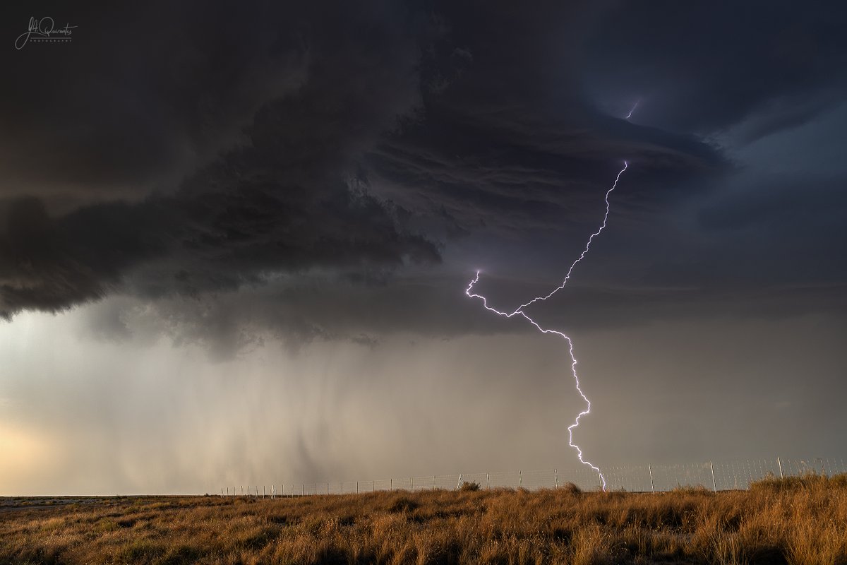JoseAQuirantes's tweet photo. Ayer 23-8-2026 fue un día de caza de #supercélulas espectacular, de esos que solo hay uno al año, un "outbreak supercell". Una de ellas, muy severa, la cazamos entre Alcañiz y Valdealgorfa sobre 17h-19h, la otra, muy bella, en Híjar entre las 20h-22h. De esta última son las fotos https://t.co/XWiGpNOqeT