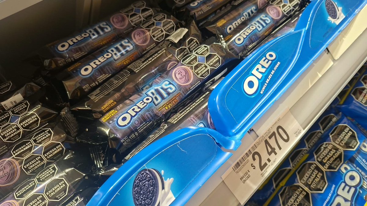 yennycithha's tweet photo. Una compañera me compartió la foto las encontró en Carrefour ni bien salga del trabajo pasó a comprar ..!! 
Ella me compro una pero quiero tres más ...!!! 🤭 #armys #oreos https://t.co/N0TeJXtBn2