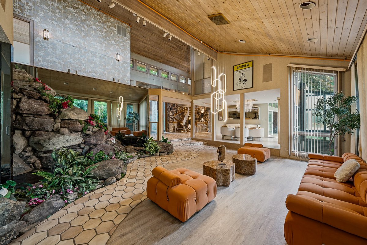 zillowgonewild's tweet photo. This East Stroudsburg PA home has a night club inside and more

Currently listed for only $1,950,000 with over 8k sq ft on 4.15 acres https://t.co/0imQunWXXz