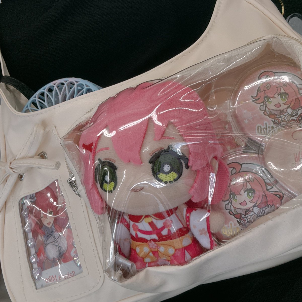 _suima000's tweet photo. 現地参戦やぱ痛バ組みたいなぁ⸜( ˶'ᵕ'˶)⸝
遠征やからこのバッグではペンラもむずいし、バッグ探しからかなぁ
たいやきポーチにぬいつめつめして持っていきたいな🌸✨✨ https://t.co/I8jLW86inn