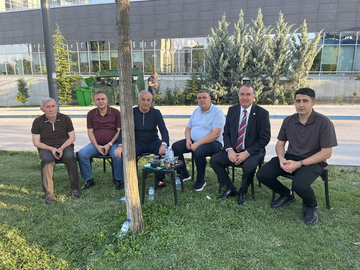Huseyinyasar72's tweet photo. Batman'dan gelen hemşehrilerimiz ile beraber Ankara ,Bilkent Şehir ￼hastahanesinde tedavi gören Amcaoğlu Mehmet YAŞAR'a geçmiş olsun ziyaretinde bulunduk. Ziyaretleri sebebiyle hemşehrilerime teşekkür ediyorum. https://t.co/PwSWbnxV8a