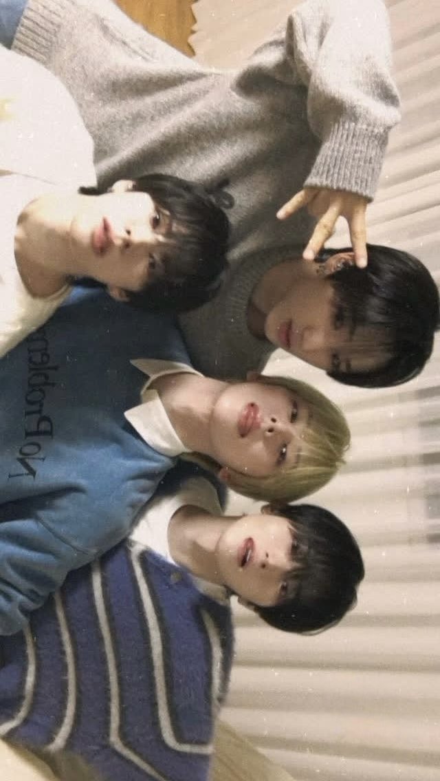 iiesszk's tweet photo. 쿠마가 배경화면 해놓을 거래서 스티커랑 굿나잇 글자 없애봄 @ovus_of_fan https://t.co/gc6PbDR27O