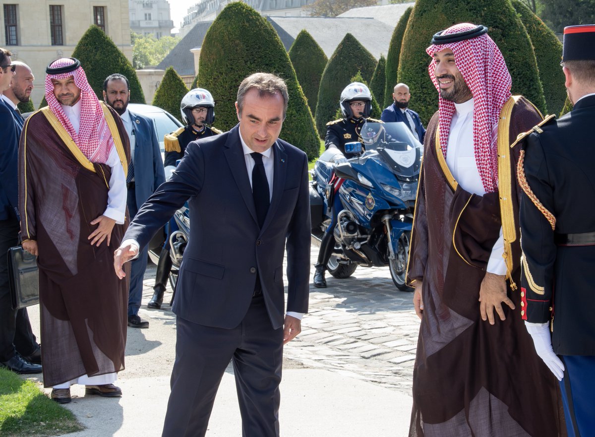 SaudiNews50's tweet photo. باريس تستقبل ولي العهد.

- https://t.co/BpY4HTLpAJ