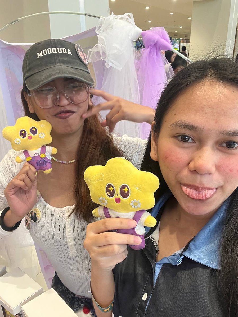 besevbaoum's tweet photo. so happy that i got the chance to meet ate @ceri_serenity during the BL fanfest 4 in Cebu nfidjskdnisjsskdk 💛💜 https://t.co/P1VissCCrA