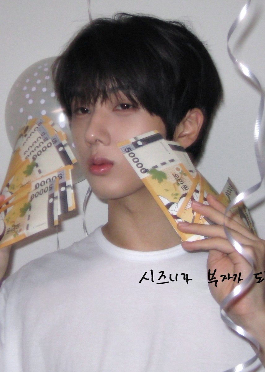 jisunqpawrk's tweet photo. handsome young and rich guy jisung 😎

                from this                            to this https://t.co/Pu1uTSbCv9