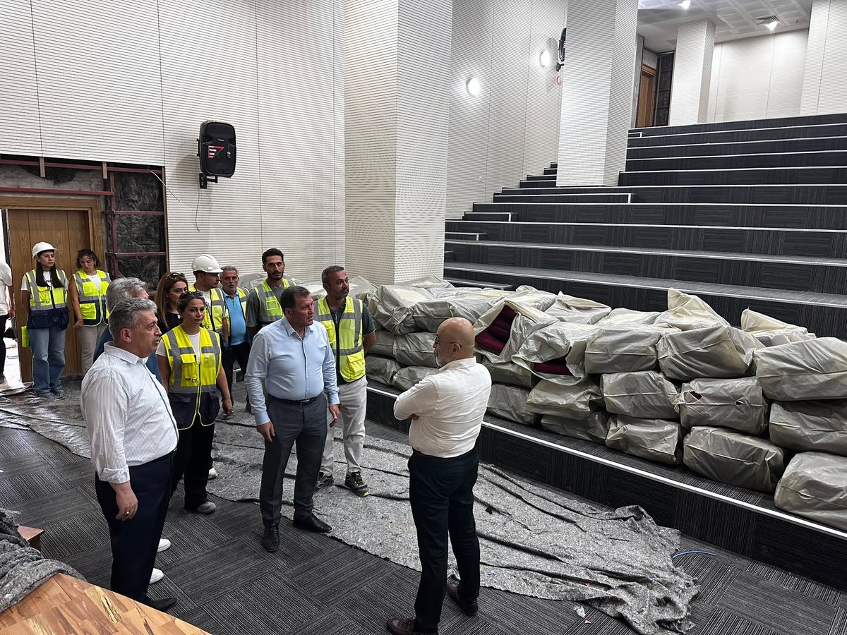 Ozsoy_sb's tweet photo. Kayseri Milletvekilimiz Sayın Murat Cahit Cıngı,   Kayseri Gençlik ve Spor İl Müdürümüz Sayın Ali İhsan Kabakçı ve  İl Başkan Yardımcımız Sayın Ömür Turgut ile birlikte yapımı tamamlanma aşamasına gelen ve  2026 Eylül ayında hizmet vermeye başlayacak olan KYK yurdumuzu ziyaret ederek incelemelerde bulunduk.

Öğrencilerimizin barınma ihtiyaçlarına önemli katkı sağlayacak olan 4 bloktan oluşan 3.000 kişilik kız öğrenci yurdumuz, yeni eğitim öğretim döneminde hizmet vermeye başlayacak.

Hemen yanında yapımına başlanan 4.000 kişilik erkek öğrenci yurdumuzun da tamamlanmasıyla birlikte Kayseri’mizin yükseköğrenim altyapısına önemli bir yatırım daha kazandırılmış olacak.

Gençlerimizin daha güvenli, konforlu ve modern ortamlarda eğitim hayatlarını sürdürebilmeleri için çalışmalarımızı kararlılıkla sürdürüyoruz.

Bu değerli yatırımların Kayseri’mize ve öğrencilerimize hayırlı olmasını diliyor; başta Cumhurbaşkanımız Sayın Recep Tayyip Erdoğan ve Gençlik ve Spor Bakanımız Sayın Osman Aşkın Bak olmak üzere emeği geçen herkese teşekkür ediyorum.

@RTErdogan @OA_BAK @MuratCahidCINGI @KABAKCI46 @mrTurgut16