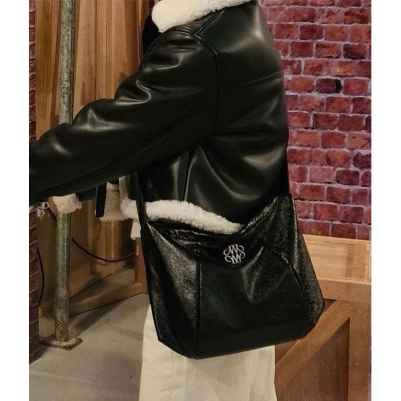 mmatishappy's tweet photo. (พร้อมส่ง) 
NICOLE SQUARE SHOULDER BAG 
สีน้ำตาล brown ปรับสายสั้นยาวได้
ขนาดตามภาพ

ของใหม่ ไม่เคยใช้ 990 ส่งฟรี
สนใจจริงๆๆ พร้อมโอน ทักมาต่อราคาได้เลยค่ะ

สนใจ/ขอดูเพิ่มเติม dm ka 

#กระเป๋าสะพาย #พรีเกาหลี #ส่งต่อกระเป๋า #standoil #โล๊ะตู้ https://t.co/ETK3Oi200M