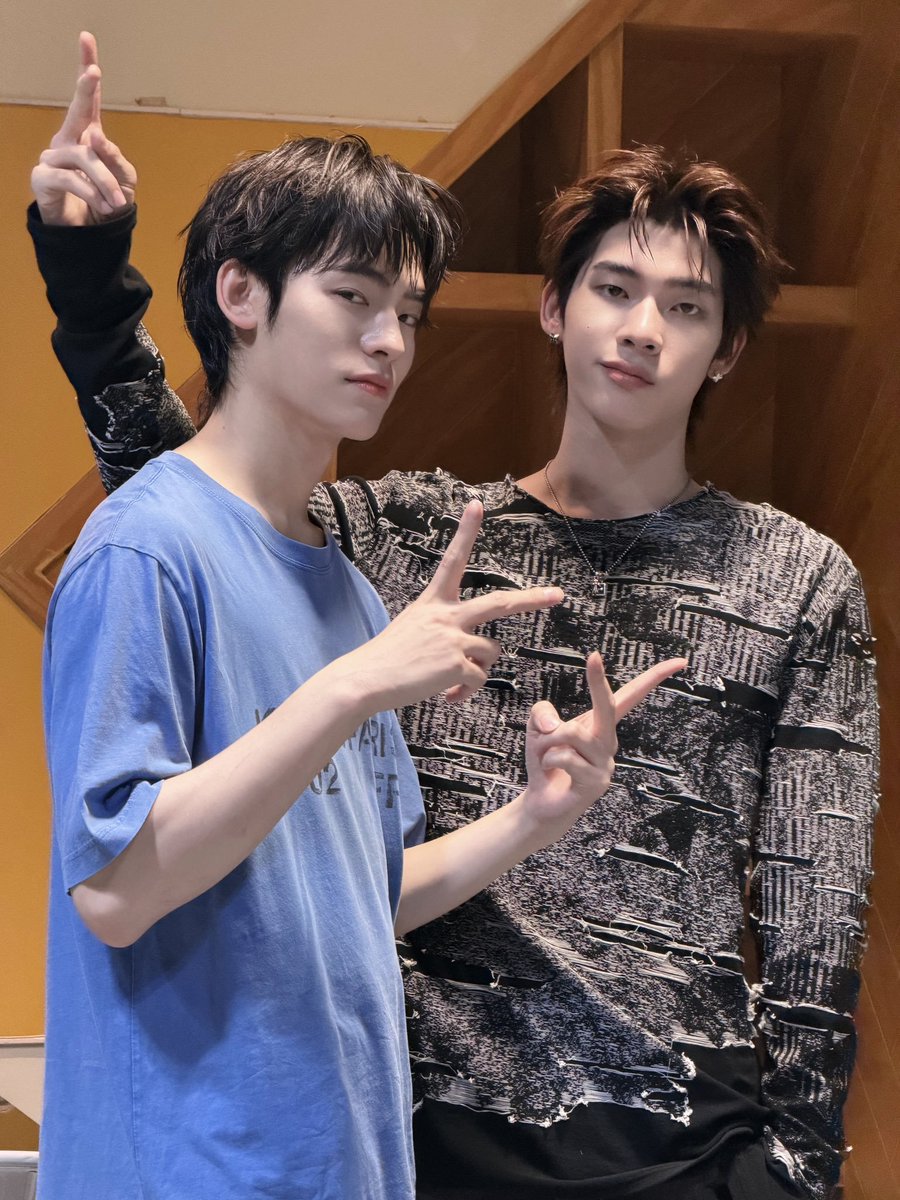 SanZonIWZNN's tweet photo. คิดถึงจังเลยค้าบลูก💜🩵
 มาเติมลูกกันคับคุณวาวา💫

🤍🌞⭐🌛
#VAVA #teeteepor https://t.co/8b36H9fXPE