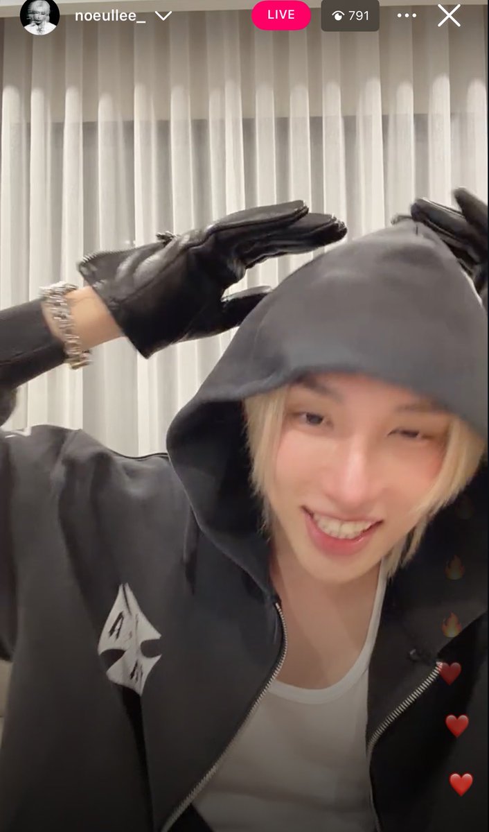 phibabiekana's tweet photo. This is such a niche community outside of his fandom and we’re entering the territory of his business but im having fun watching seller lee sell his CH collections, like you just know this’s bound to happen when he keeps going back and forth to japan and his friend literally owns a clothing store too 😂😂 not to forget he’s very business minded and is soo passionate bout CH