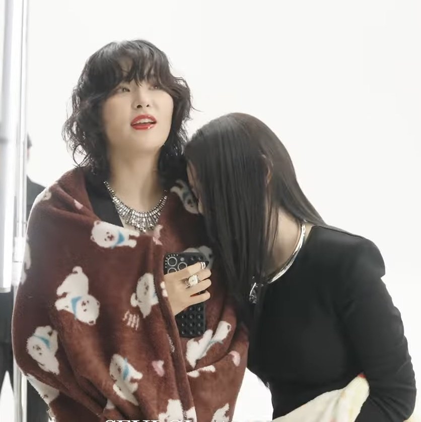 cloud_temp_'s tweet photo. 카메라 있는 거 알고 목각된 곰도리랑 카메라 인지 못하고 늘 하던 것처럼 행동하는 그 언니 https://t.co/T5TjqmuRlt