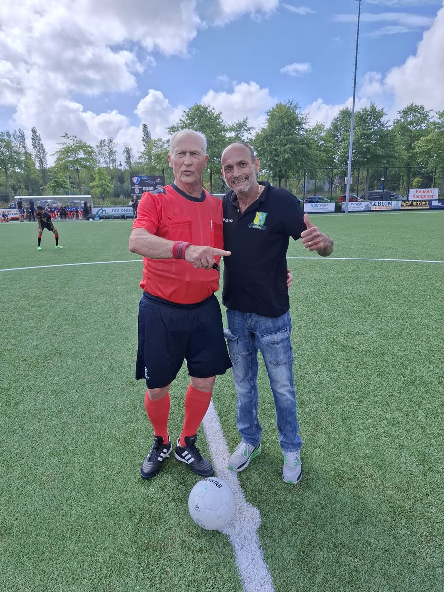EdNorthside's tweet photo. Geweldige vent en  scheidsrechter 💛💚👊
@Dickjol https://t.co/w8Oeowth1C