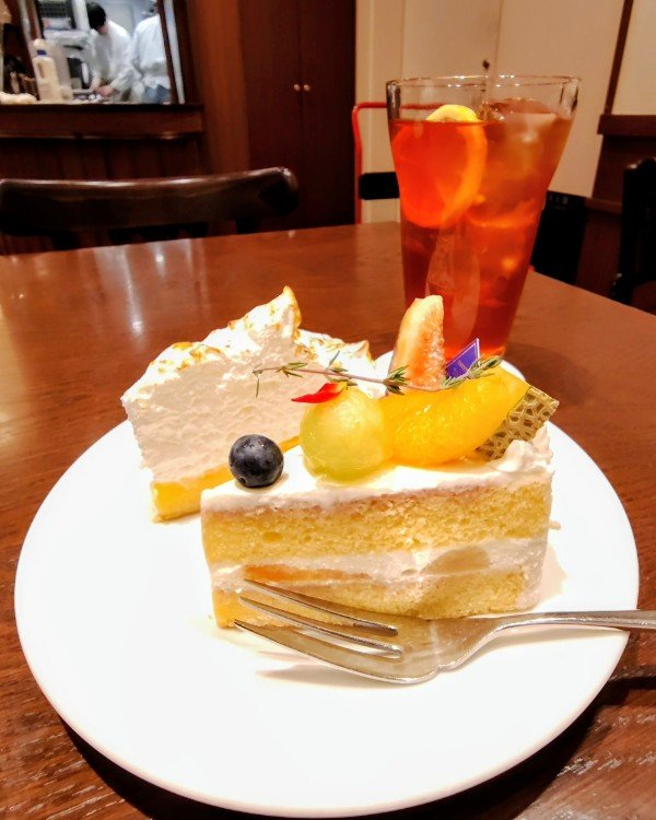 coco_furara's tweet photo. そのまま、おひとり様で虎ノ門散歩しました。虎を撫でて🐯虎ノ門金毘羅宮参拝し⛩️、バナナケーキで有名な田村町木村屋でケーキセットを食べ🍰（バナナケーキは予約販売で完売）、日本の酒情報館で夏のお酒を飲む！🍶大人の休日満喫！🥰✨ https://t.co/2A9k7f8JBW