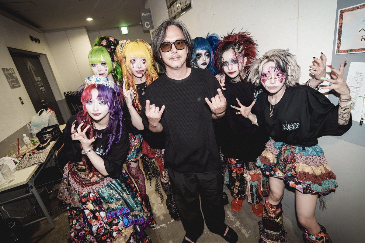 mazari_info's tweet photo. 黒夢の人時ｻﾏと。

今夜ﾉライヴを観に来て下さりました。

御忙しい中 誠ﾆ有難ウ御座ｲﾏｼﾀ。

#黒夢 https://t.co/FWRmUZHHl2