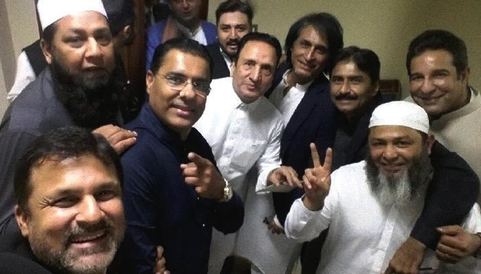 Pace_maker804's tweet photo. یہ سب عمران خان کی ٹیم کا حصہ تھے کسی نے بڑی بڑی داڑھی رکھ کر تبلیغ شروع کرلی کوئی بزنس مین بن گیا ٹی وی پر بیٹھ کر کپتان کپتان کرتے ہیں عمران بھائی ایسے تھے عمران بھائی ویسے تھے

لیکن ان میں سے کسی نے بھی عمران خان کی رہائی کے لیے آواز نہیں اٹھائی جو تبلیغ کررہے ہیں وہ بھی حق کے لیے آواز نہیں اٹھا سکتے کیا فائدہ جب تم حق کا ساتھ نہیں دے سکتے 

اور ان میں سے کسی کا نام بھی اس لسٹ میں نہیں جن 22 کپتانوں نے عمران خان کے لیے آواز اٹھائی ہے