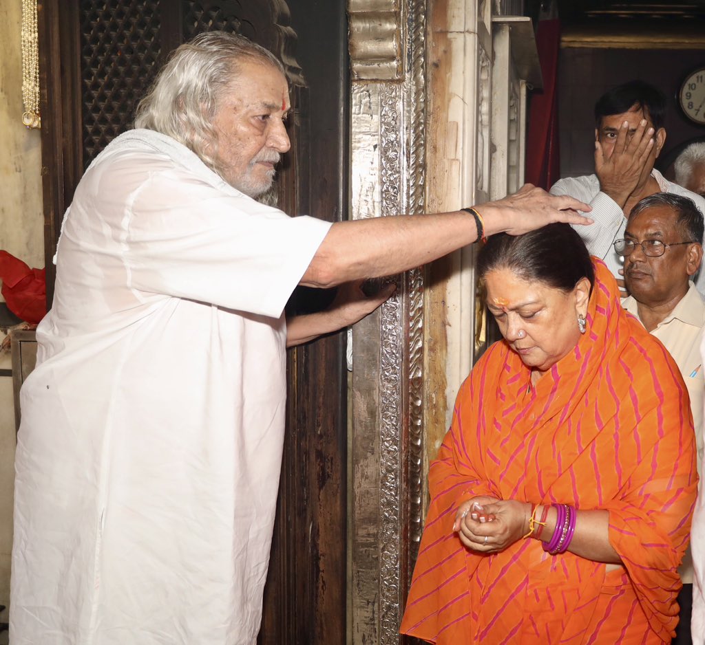 VasundharaBJP's tweet photo. आज पावन सावन सोमवार के अवसर पर जयपुर स्थित श्री गोविंद देव जी एवं श्री काले हनुमान जी के दर्शन-पूजन कर समस्त प्रदेशवासियों के सुख-समृद्धि, उत्तम स्वास्थ्य एवं खुशहाली की कामना की।

भगवान के चरणों में प्रार्थना है कि उनकी कृपा एवं आशीर्वाद सदैव सभी पर बना रहे। हर परिवार में सुख-शांति, समृद्धि एवं सौहार्द का वास हो और प्रदेश का प्रत्येक नागरिक स्वस्थ, सुरक्षित एवं प्रसन्न रहे।

प्रभु की कृपा से राजस्थान निरंतर प्रगति और समृद्धि के पथ पर अग्रसर हो तथा प्रदेश में शांति, सद्भाव और खुशहाली बनी रहे।

हर हर महादेव! 

#Sawan #harharmahadevॐ
