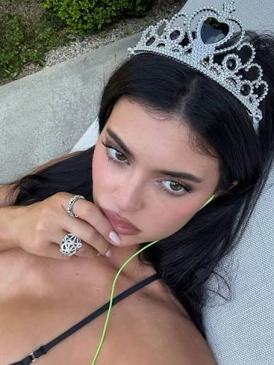 runalignd's tweet photo. Kylie Jenner wearing Justin Bieber's green SKYLRK earbuds is the biggest example of why marketing matters. If I wore those in middle school instead of airpods  I would've been called "poor". Literally the same object, different person, different brand. https://t.co/SmzXJ6Y4ct