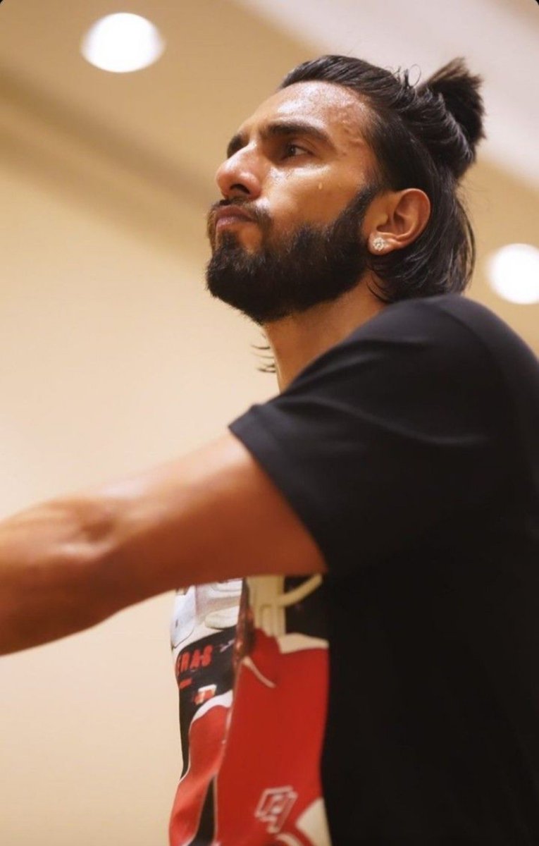 hourlyranveer's tweet photo. https://t.co/513soxGV1g