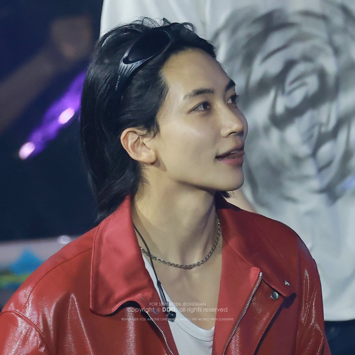 hanche0lism's tweet photo. so, you are telling me, jeonghan who attended all those concerts concerts covered up, suddenly decided to appear at dino conc like this? https://t.co/duuYWixDJb