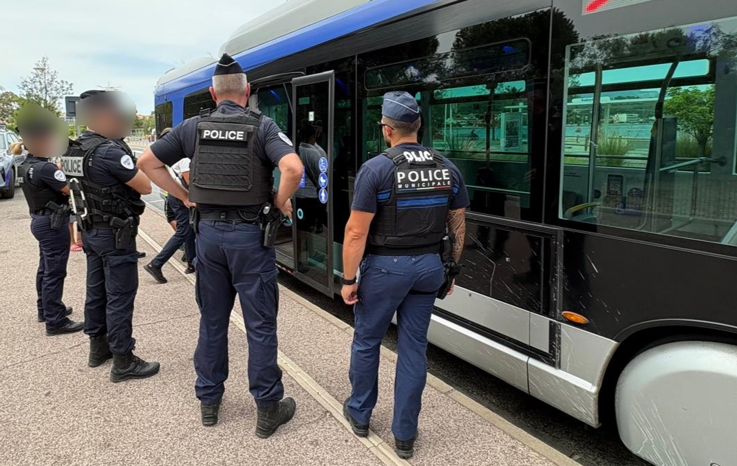 PoliceNat83's tweet photo. #PoliceNationale
Opération conjointe de la CPN la #SeyneSurMer , de la Police Municipale et des contrôleurs RMTT aux Sablettes.
👉 7 bateaux-bus
👉 6 bus
👉 351 usagers contrôlés
👉 plusieurs verbalisations
#Sécurité
#RMTT
#Transports https://t.co/wHo6YC5w98