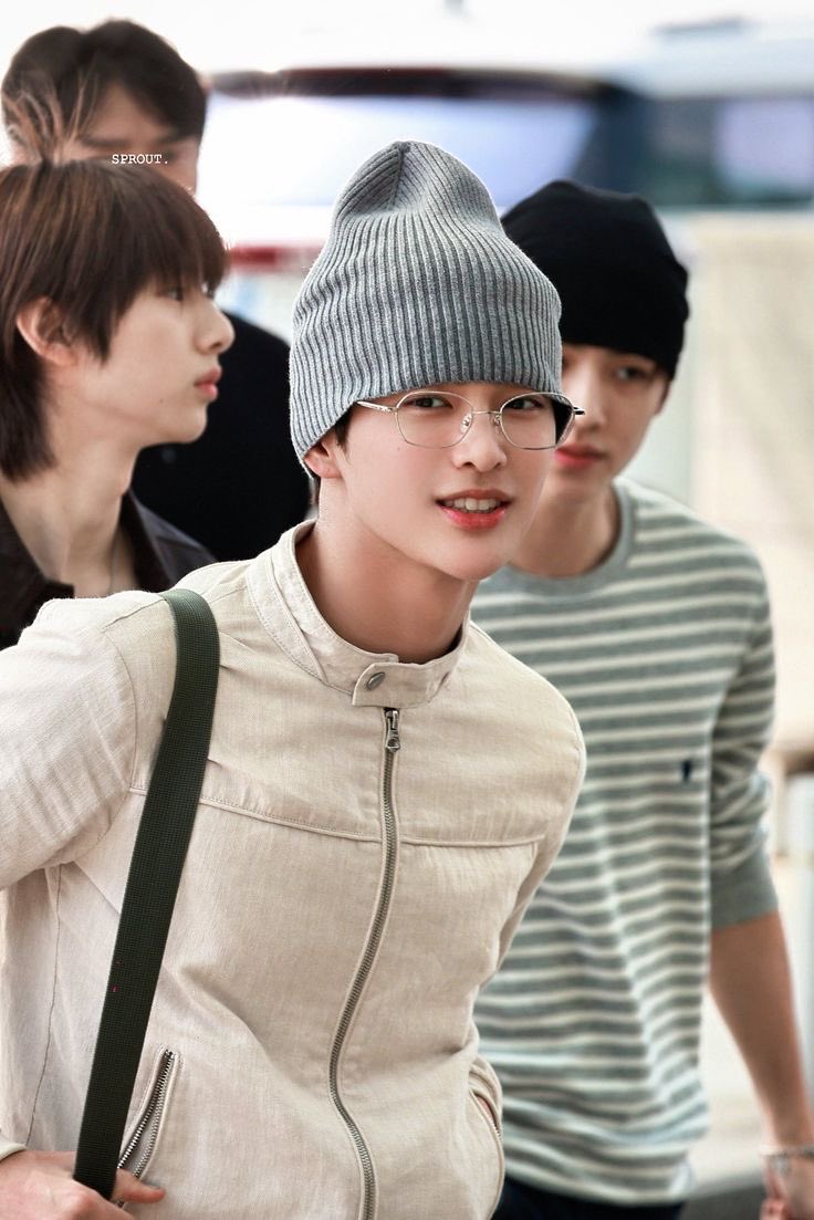 krtsi0_'s tweet photo. 건호 안경 진짜 개 씹씹씹 좋다,,, https://t.co/DN3CgCdlUh