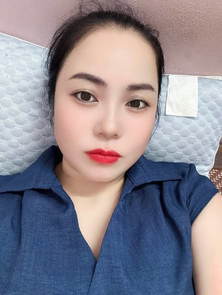 Lethidung88's tweet photo. "Một chút son đỏ cho ngày thêm tươi. Cả nhà thấy layout trang điểm này của em ổn không ạ? 😊✨"

Hashtags: #makeup #beauty  #hoichuyencungnhau https://t.co/yoIbiWFCIb