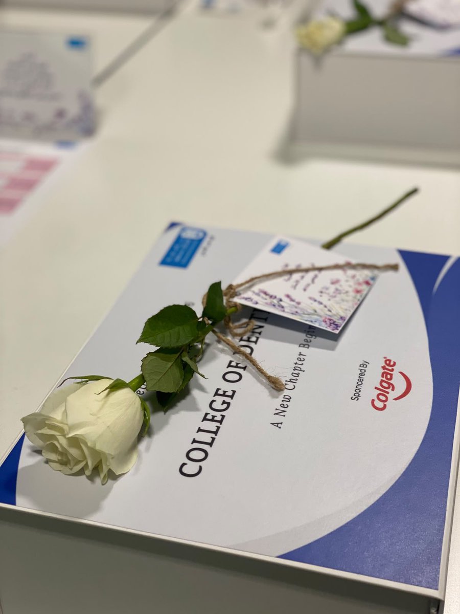 ksudental's tweet photo. احتفت كلية طب الأسنان بالمدينة الجامعية للطالبات بطالباتها المستجدات للعام الجامعي ١٤٤٨هـ، في حفل بهيج نظمته وحدة شؤون الطالبات بالتعاون مع وحدة العلاقات العامة وبرعاية شركة كولجيت بحضور سعادة وكيلة الكلية لشؤون الطالبات د. إيمان الحمدان، وسعادة وكيلة الكلية للتطوير والجودة د. نورة ��ونو، وسعادة رئيسة وحدة الإرشاد الطلابي للطالبات أ.د. نادية طاهر، وجمع من منسوبات الكلية وطالباتها.
واستُهل الحفل بآيات عطرة من الذكر الحكيم، تلتها كلمة ترحيبية ألقتها سعادة وكيلة الكلية لشؤون الطالبات، رحبت فيها بالطالبات المستجدات، متمنيةً لهن بداية موفقة ومسيرة أكاديمية حافلة بالنجاح والتميز.
