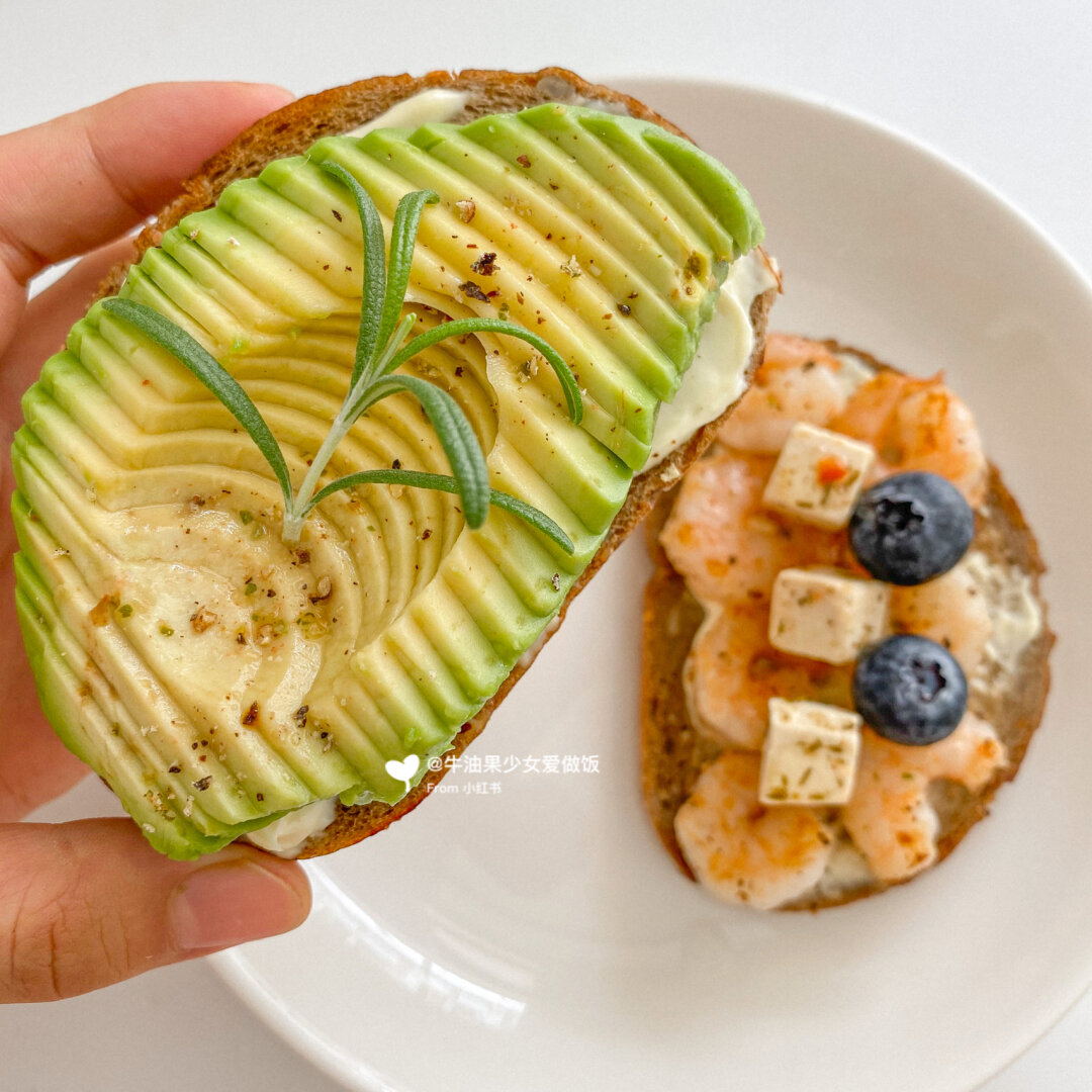 LBPB11's tweet photo. Just whipped up a creamy avocado toast with a sprinkle of chili flakes and a side of steamed cherry tomatoes for a quick, healthy lunch ， https://t.co/RhZVv8sdqp