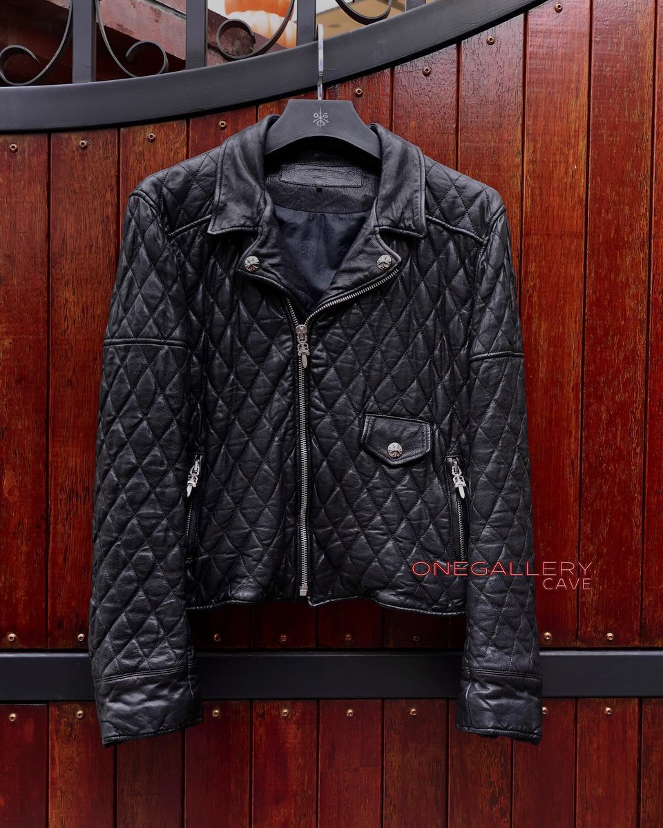 shotupin4k's tweet photo. Kanye West wearing
Chrome Hearts Full Quilted Leather Jacket https://t.co/isfaZOIFbm