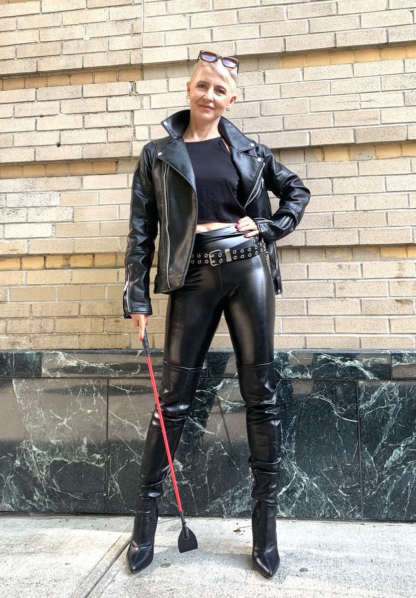 JaneCockatrice's tweet photo. What would you do if you saw me walking toward you? https://t.co/0XlW2iPLpl