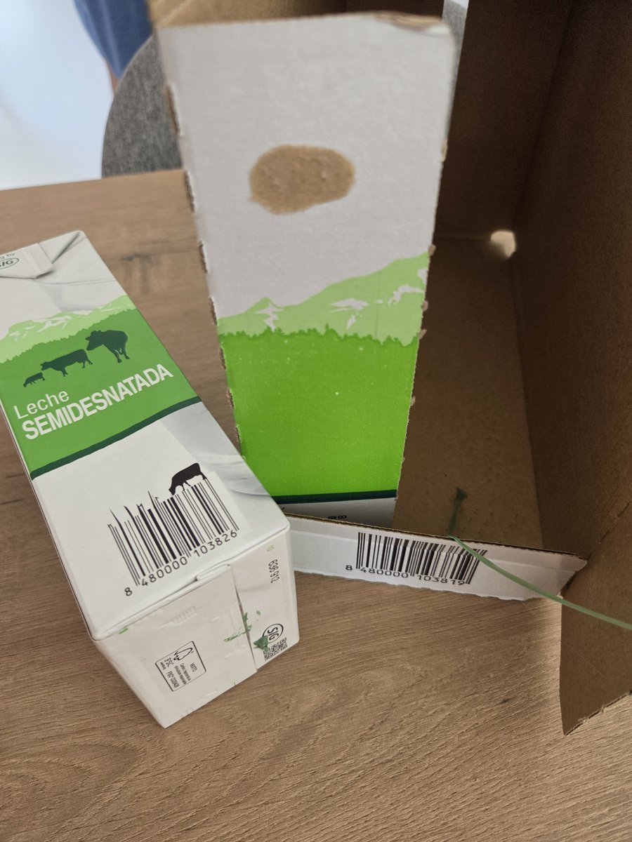 veronica_dg's tweet photo. @Mercadona es normal que dentro de una caja de leche haya un chicle pegado?🤦‍♀️ https://t.co/kyliJvIYaL