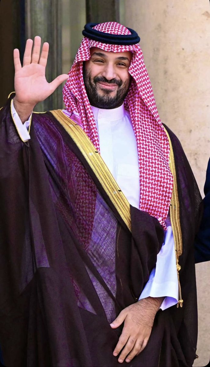 MFM_Hathlain's tweet photo. مبايعينك بـ الـولاء ســر و اجهار 
و قلوبنا تدعي .. عسـى الله يعينك
ندري طموحاتك مثل عزمك كبار
يالله عسى تبقـى .. و تبطي سنينك 
يا مسير الرؤية .. و عراب الأصرار
يا مخلص لدارك و شعبك و دينك
حرٍ شّهر من ماكـر العز .. ثم طـار
يا بـعد هوماتك .. عـلـى عـاذلينك
الله رزقنا ايــاك .. يـا وبـل الأمطار
الخيـر في وجـهك .. و مّـدة يمينك
سـيـفٍ مجرب لا زمـى .. كل غدار
درعٍ لـ ميــلات الدهـر .. ذاخــرينك
دون الوطن يا سيدي ترخص اعمار
ما تجهل سيوفك .. وهم خابـرينـك
يا جعل تبطي حي .. يا نسل الاحرار 
و يـمد بـ احلامك .. و تبطي سنينك 💚🇸🇦

#MFM_H