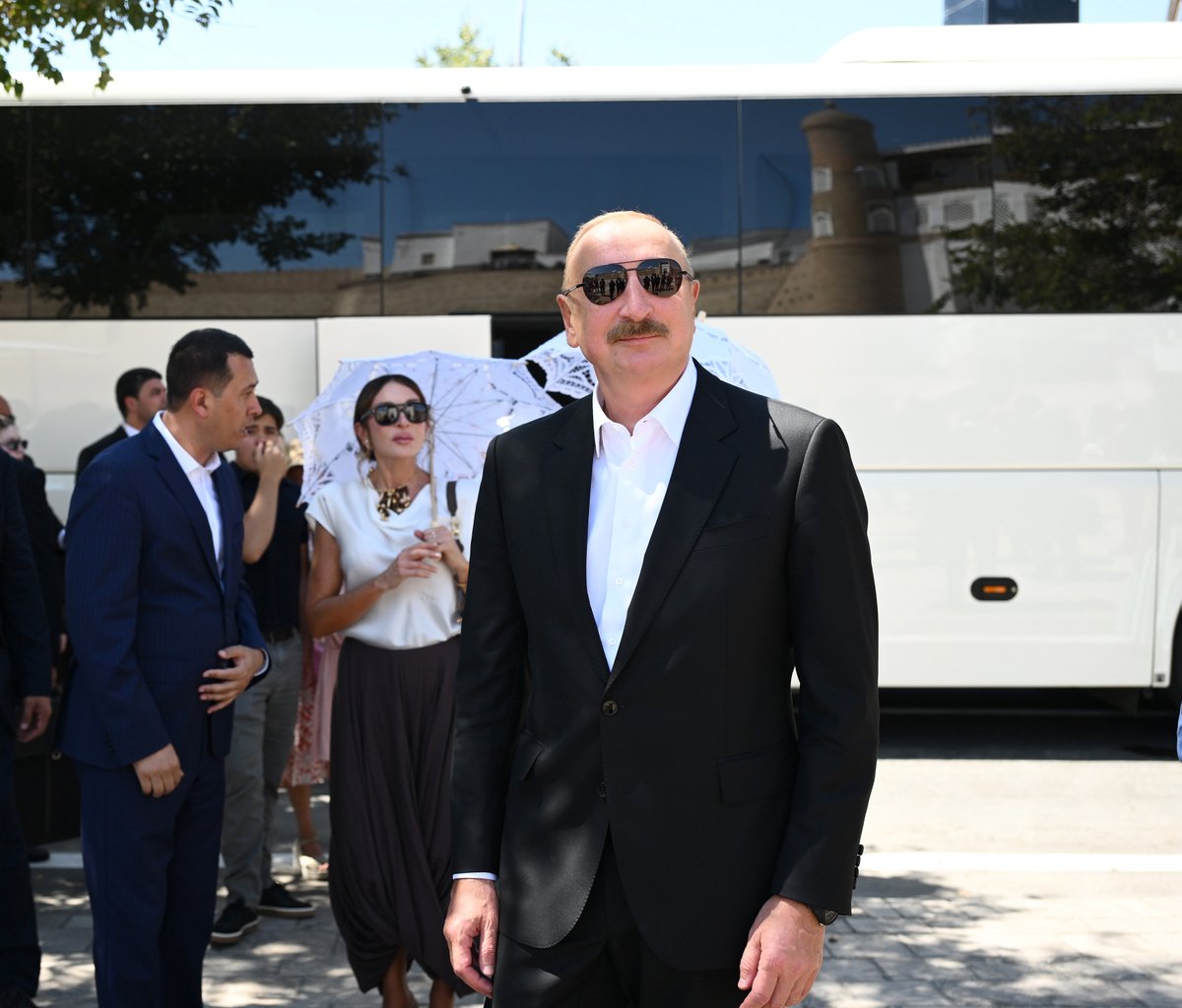 azpresident's tweet photo. Prezident İlham Əliyev, birinci xanım Mehriban Əliyeva, Özbəkistan Prezidenti Şavkat Mirziyoyev, birinci xanım Ziroatxon Mirziyoyeva və ailə üzvləri Buxara şəhərində “Ark” qalası ilə tanış olublar.

https://t.co/QcDEcaQpSR https://t.co/B3pZrLHoMD