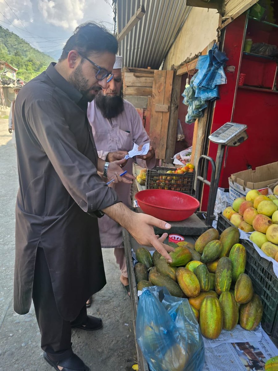 dc_battagram's tweet photo. اسسٹنٹ کمشنر الائی عامر مصطفیٰ نے بنہ بازار کا دورہ کرتے ہوئے ہوٹلوں، جنرل و سپر سٹورز، سٹامپ فروشوں اور دیگر دکانوں کا معائنہ کیا۔ اس دوران صفائی، اشیائے خوردونوش کے معیار اور نرخ ناموں کا جائزہ لیا گیا https://t.co/FMZKPWKbO6